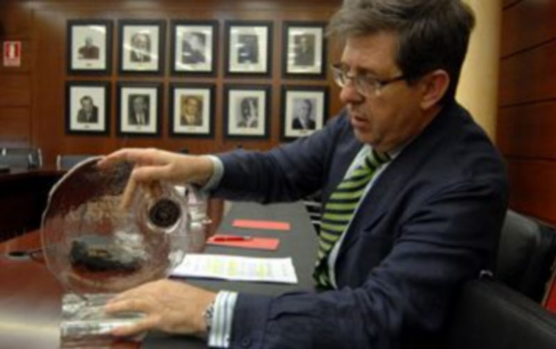 Jesús Postigo con la escultura que recibirá el Rey./ JUAN MARTÍN