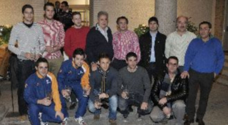 Foto de familia con los deportistas premiados