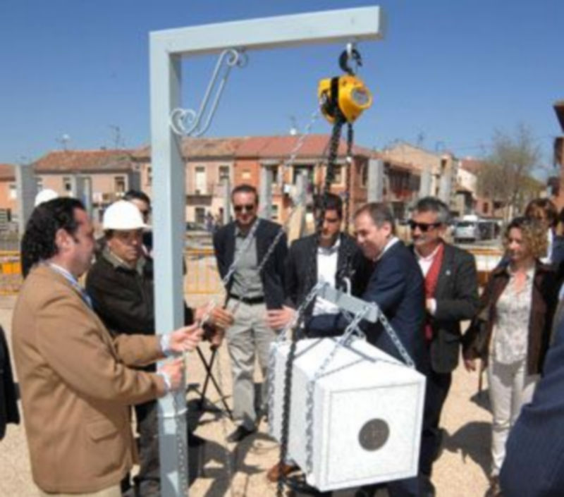 Las autoridades cumplieron con el protocolo de introducir prensa diaria en la primera piedra. /Juan Martín