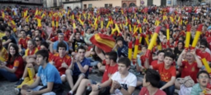 Un niño saluda en primer plano