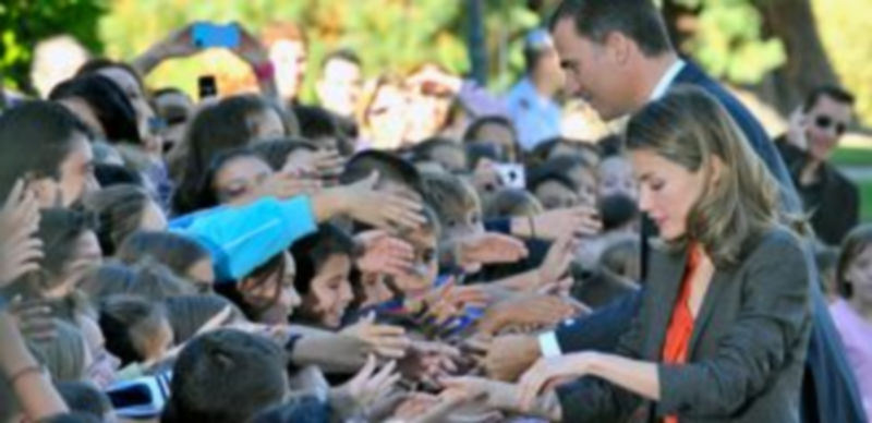 Los Príncipes saludan a varios niños de La Granja y Valsaín a su llegada al Palacio Real. / KAMARERO