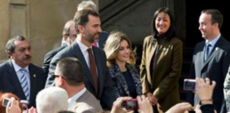 Los Príncipes de Asturias acompañados por el alcalde de la localidad burgalesa de Miranda de Ebro
