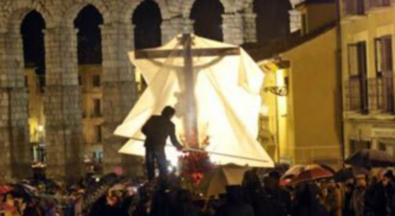Los cofrades de San Marcos cubren el Cristo con plásticos en la calle de San Juan. / JUAN MARTÍN