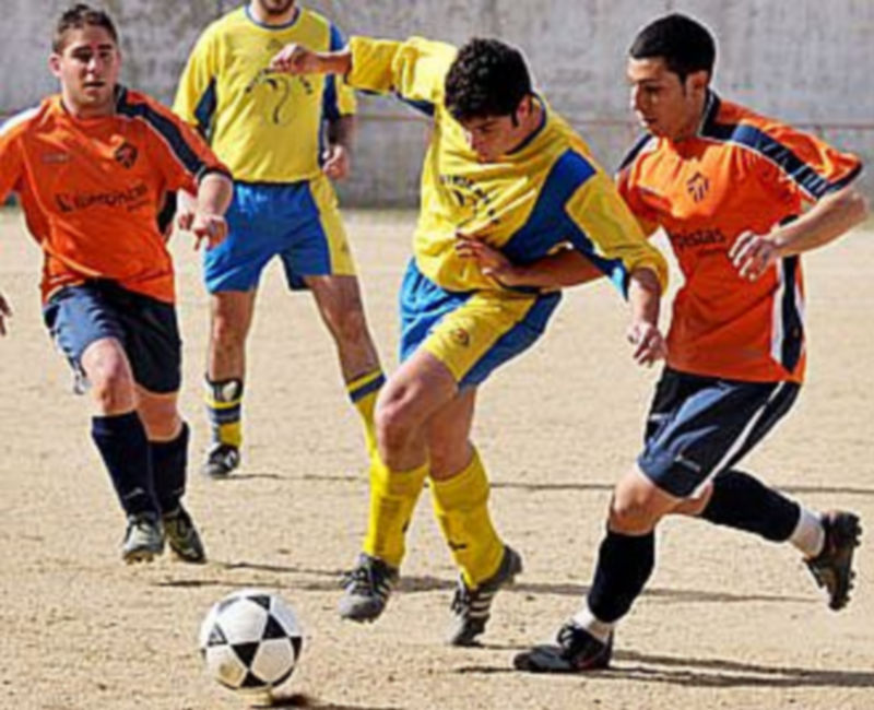 El buen tiempo propició que muchos de los encuentros aplazados de la provincial pudieran disputarse. /PEDRO MERINO