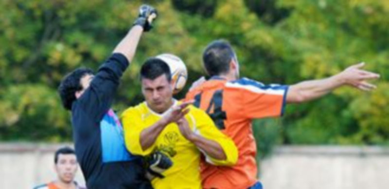 El portero trata de despejar el peligro golpeando el balón con los puños. / Pedro L. Merino