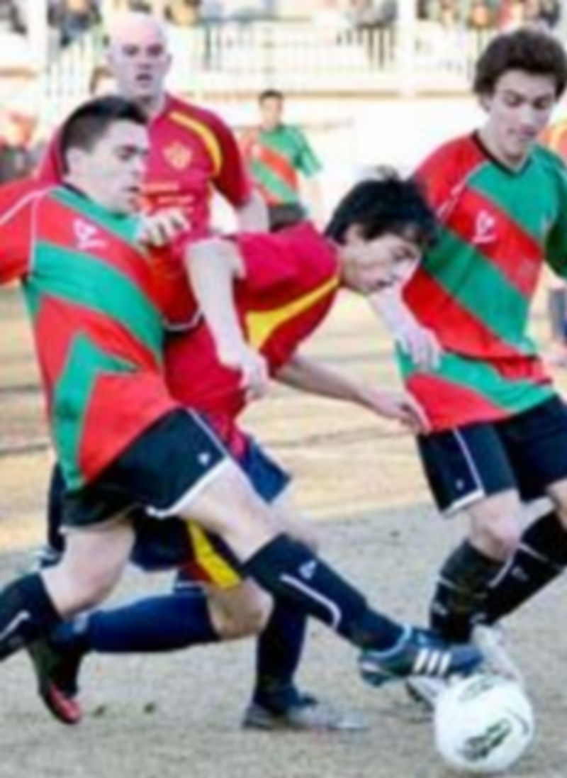 Imagen de un encuentro de la competición provincial de fútbol. / Pedro Luis Merino