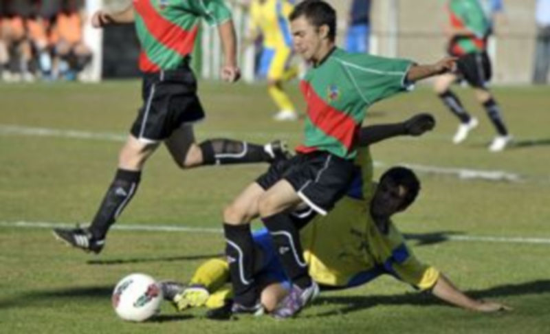 Jugada de un encuentro anterior de la Liga Provincial de fútbol. / Pedro L. Merino.