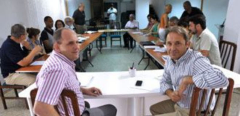 Un momento de la reunión en la sede del PSOE de Segovia./ ALBERTO BENAVENTE