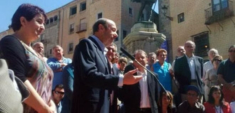 Alfredo Pérez Rubalcaba en el mitin express en Segovia./ FOTO: Twitter PSOE Segovia