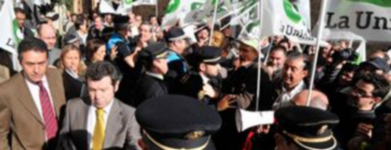 Puxeu es zarandeado a la salida de la sede del PSOE en Segovia./