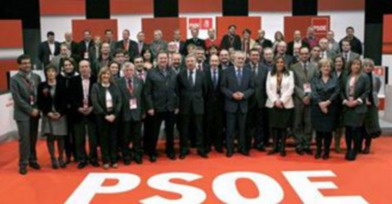 Fotografía de familia facilitada por el PSOE de la Convención Municipal que reúne desde hoy en Sevilla a 2.000 alcaldes y concejales del partido y que mañana clausurará el jefe del Gobierno.