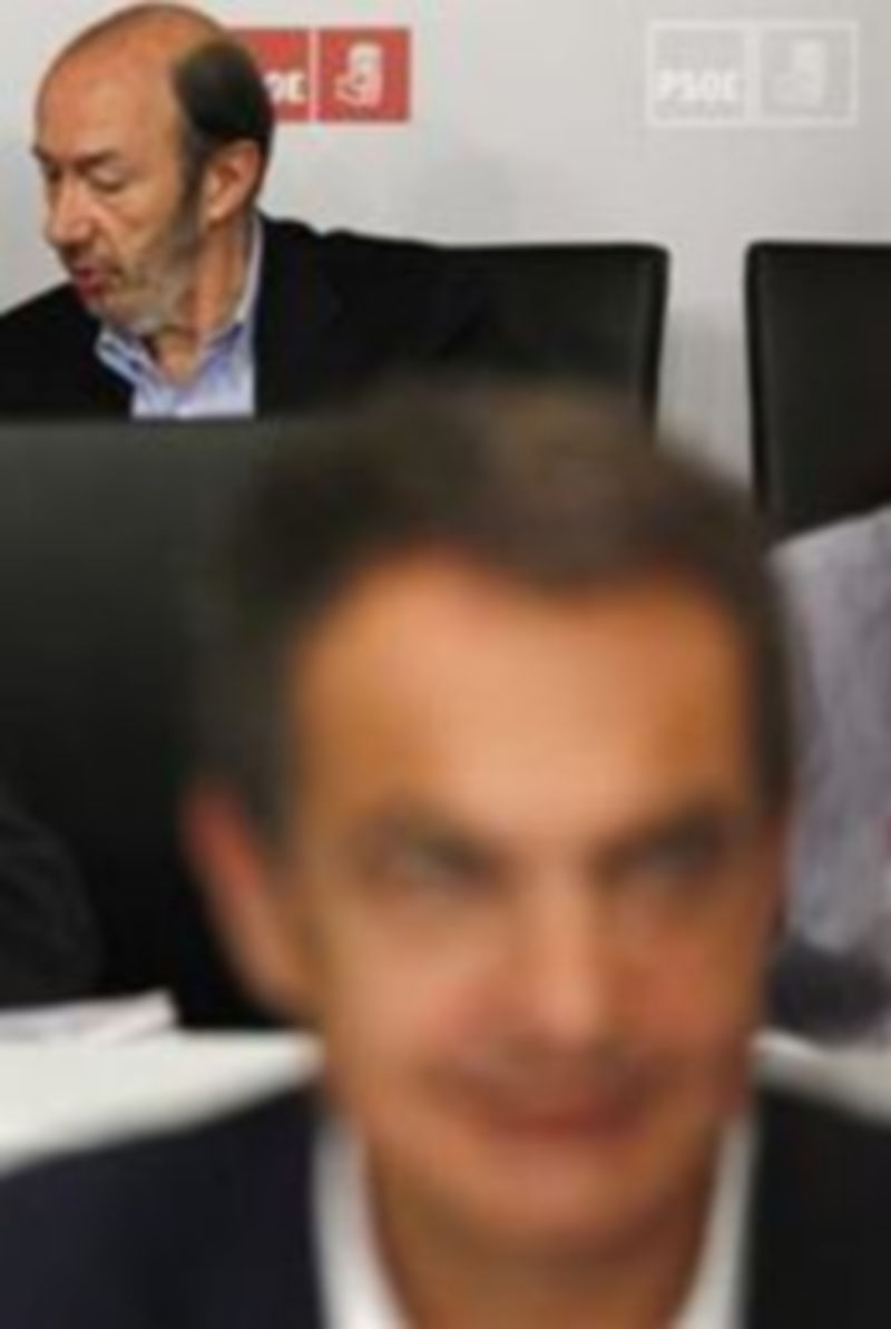 Rubalcaba tras la figura borrsa de Zapatero.