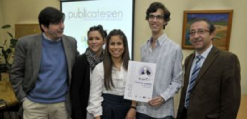 Alumnos y profesores han presentado el cartel que promocionará el festival. / ALBERTO BENAVENTE