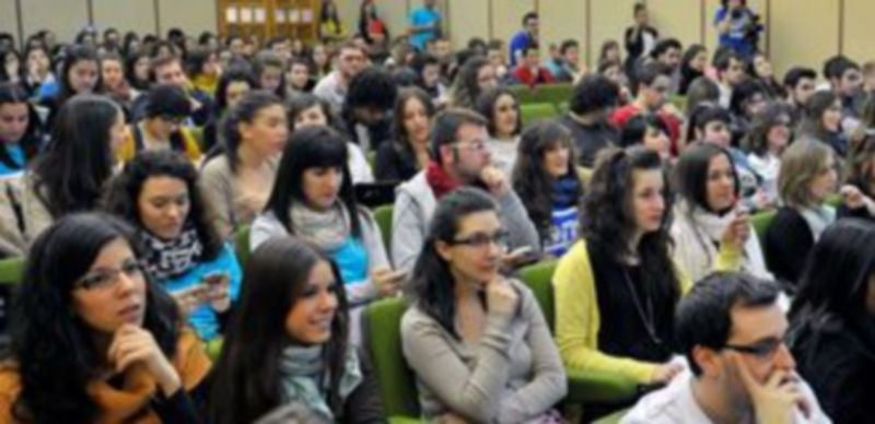 Los estudiantes también han acudido en masa a las actividades de la esta tarde./ KAMARERO