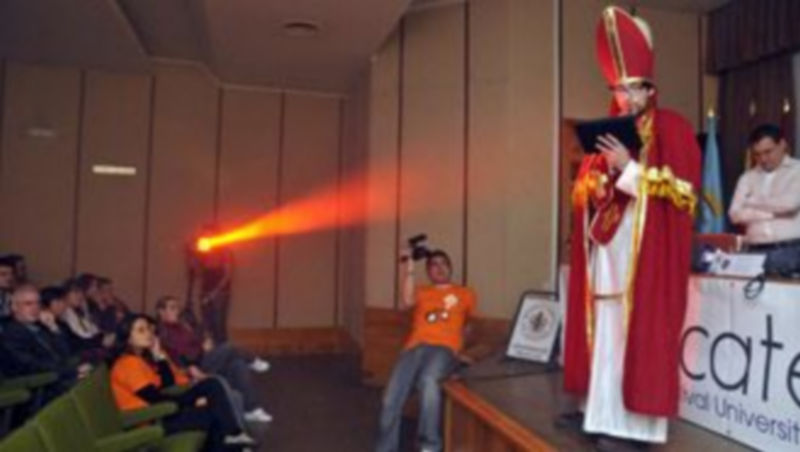 Montaje escénico que simboliza el adiós a los modelos convencionales de publicidad. / JUAN MARTIN