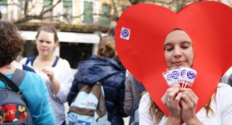 Imagen de la acción de Street Marketing que llevaron a cabo alumnos el pasado sábado./ E. A
