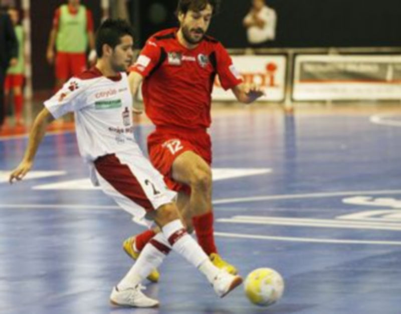 David trata de superar la presión de Merino. / lnfs