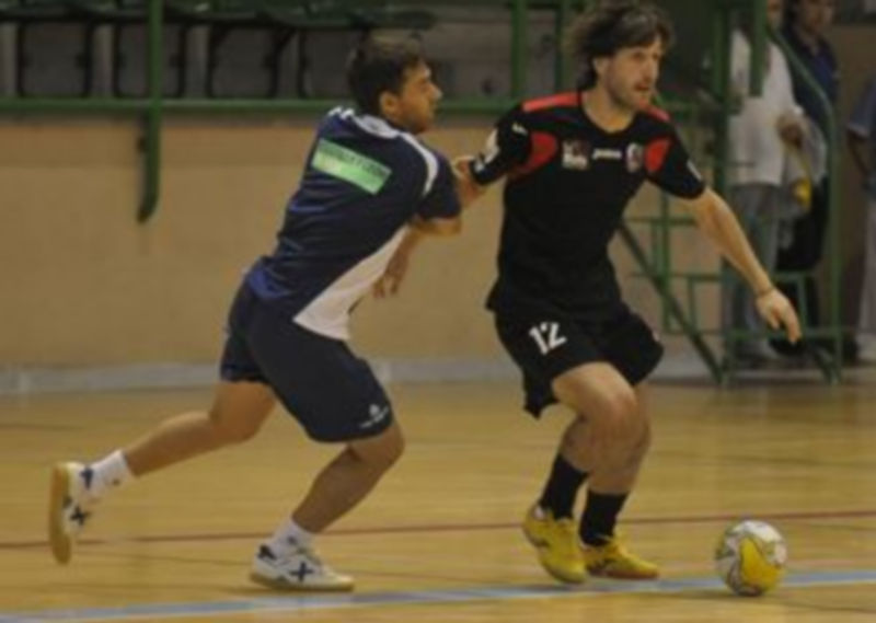 Sergio trata de frenar a Merino durante la disputa del partido amistoso que jugó el Caja con el Puertollano. / A. Benavente