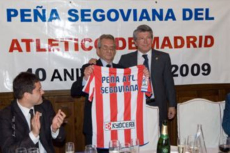Julián Herrero recibió de manos del presidente del Atlético de Madrid una camiseta del equipo personalizada para la peña segoviana. / fotos: Juan Luis Misis