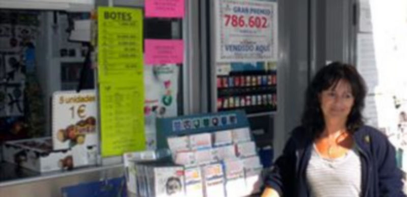 La propietaria del establecimiento muestra los carteles que anuncian el premio./M.G.