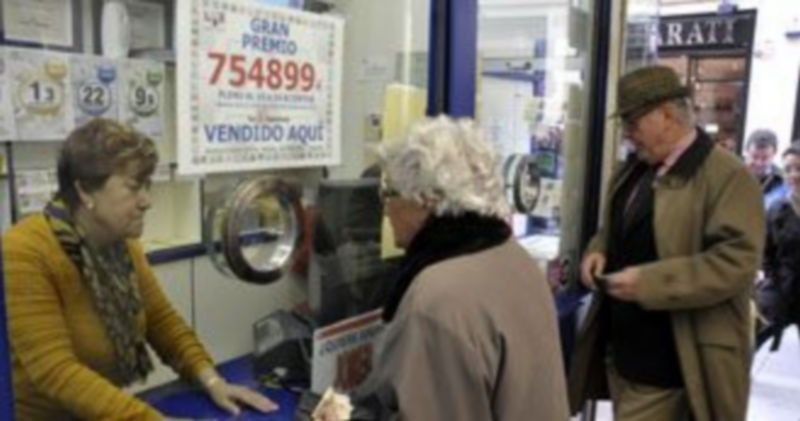La Administración número 2 ya ha colgado el cartel del premio del Pleno al Quince./ JUAN MARTÍN