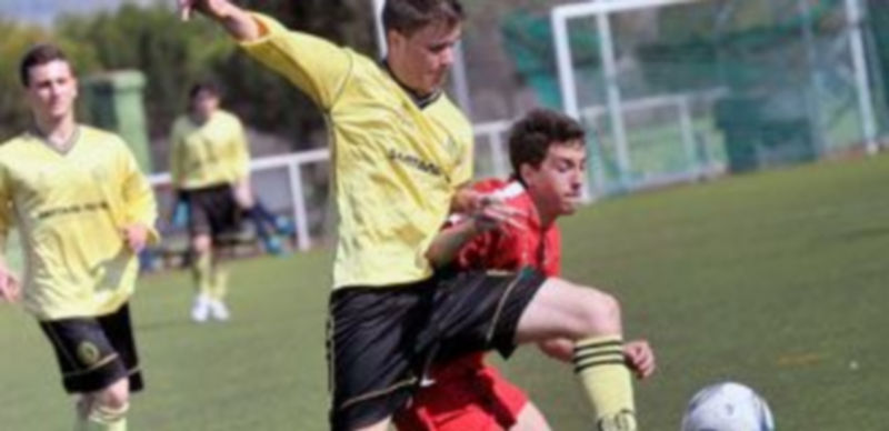 Un jugador del Quintanar trata de hacerse con el balón durante un partido de la pasada temporada / Kamarero