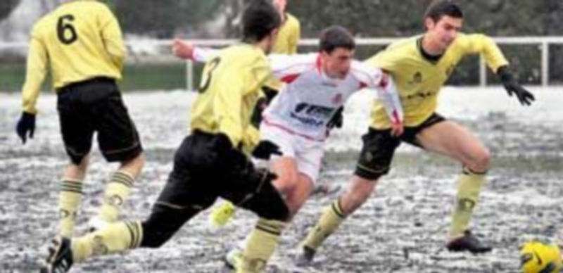 Un jugador de la Cultural Leonesa intenta progresar con el balón controlado entre dos rivales del Quintanar. / KAMARERO