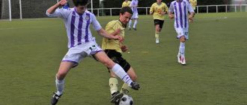 Un vallisoletano se anticipa a un jugador del Quintanar. / Kamarero