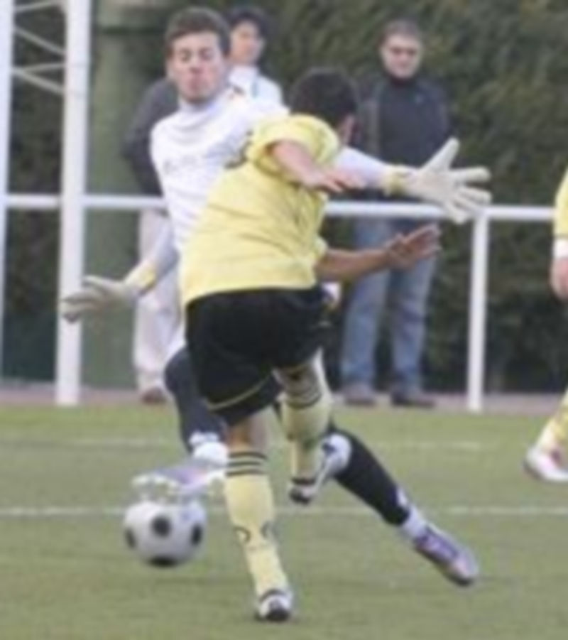 Un jugador del Quintanar remata a puerta durante un partido anterior. / A.B.