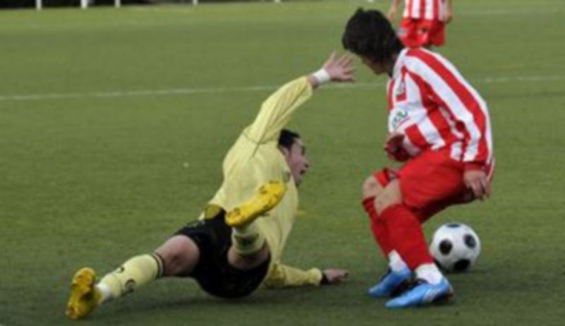 Un jugador del Quintanar cae al suelo frente a un rival del Zamora. / Juan Martín