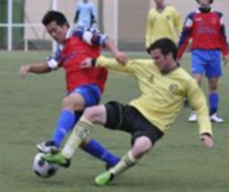 Un jugador del Quintanar intenta quitarle el balón al palentino Juanito. / Juan Martín