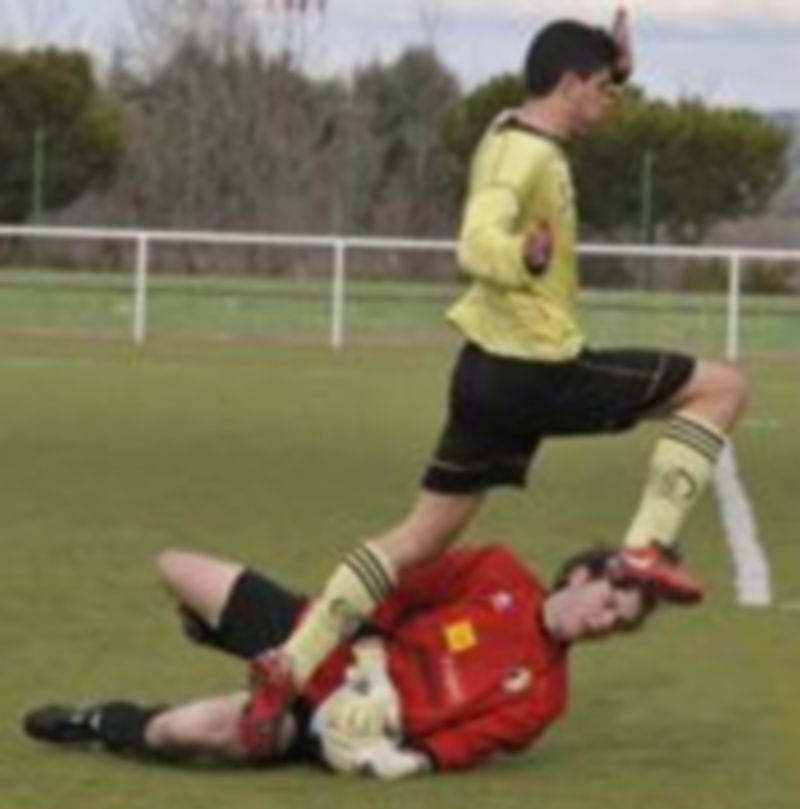 El segoviano Javi Grande salta por encima del portero burgalés Óscar durante el partido de ayer. / Juan Martín
