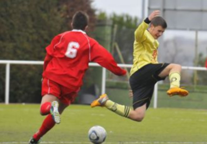 El Quintanar venció a la UD Sur en un partido de poder a poder 15 Un jugador del Quintanar cae al suelo tras una falta. / Juan Martín