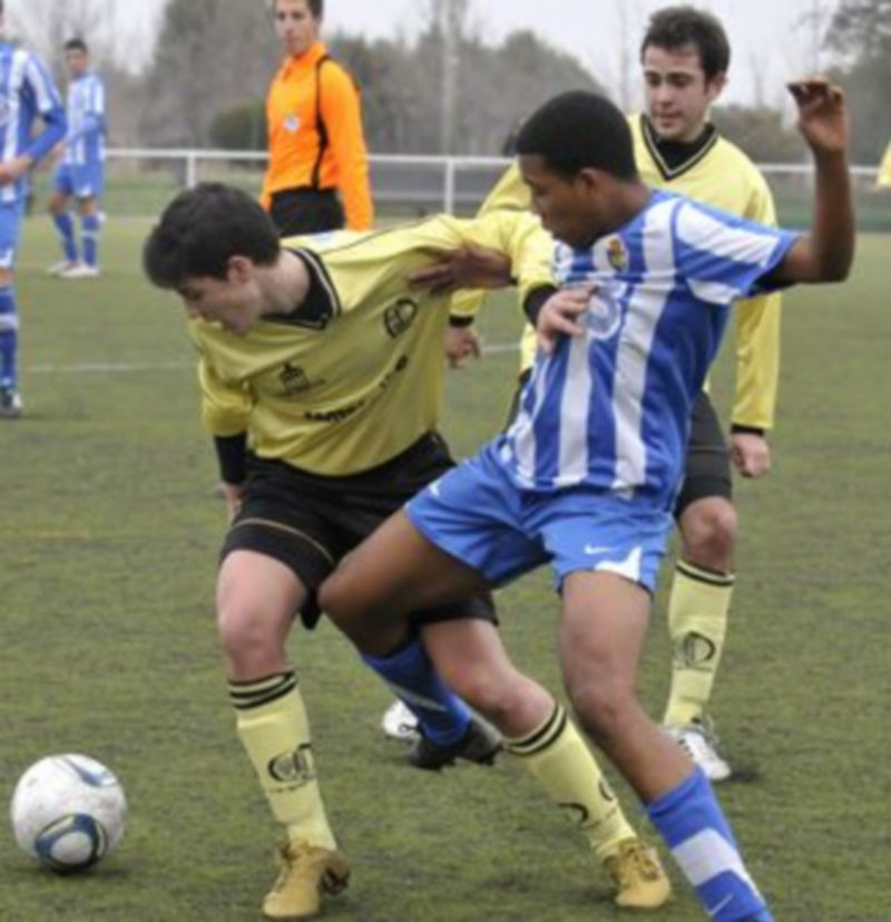 Jugada del encuentro de ayer entre el Quintanar y la Ponferradina. / Juan Martín