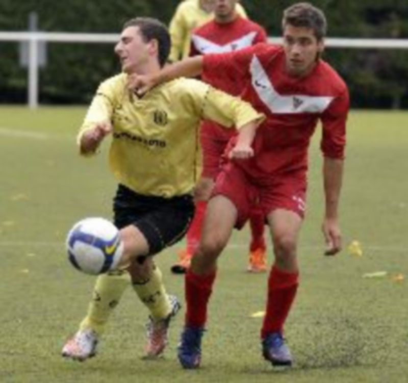 Un rival sujeta a un jugador del Quintanar en un partido anterior. / J. Martín