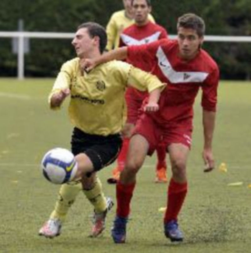 Un jugador de la UD Sur intenta parar a un rival del Quintanar. / Juan Martín