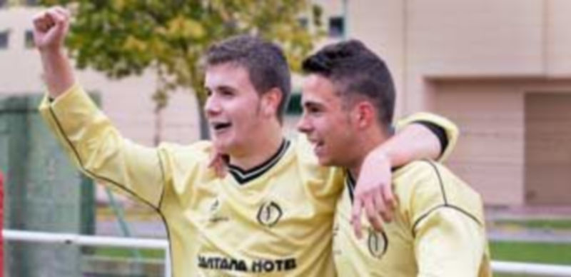 Dos jugadores del Quintanar celebran un gol logrado en el Mariano ‘Chocolate’. / Juan Martín
