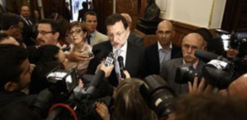 Rajoy atiende a los medios a su salida de la sesión de control al Gobierno./ EUROPA PRESS