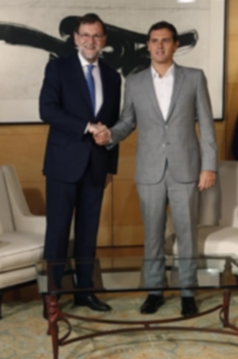 El PP ultima un documento con matices para facilitar un acuerdo 1 Mariano Rajoy saluda a Albert Rivera antes de su reunión en el Congreso / EFE