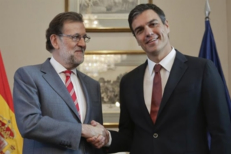 Rajoy no irá a la investidura sin la “certeza total” de que será elegido 1 Mariano Rajoy saluda a Pedro Sánchez (d) antes de la reunión que ambos mantuvieron en el Congreso. / efe