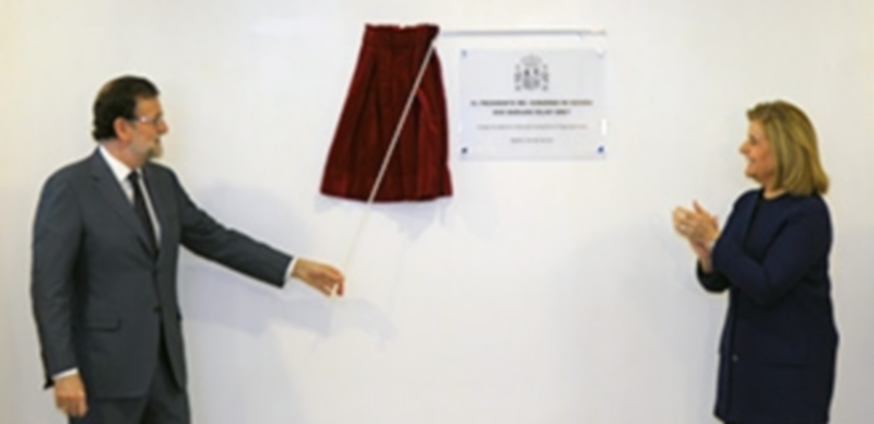 El presidente Rajoy descubre una placa en el vestíbulo del edificio