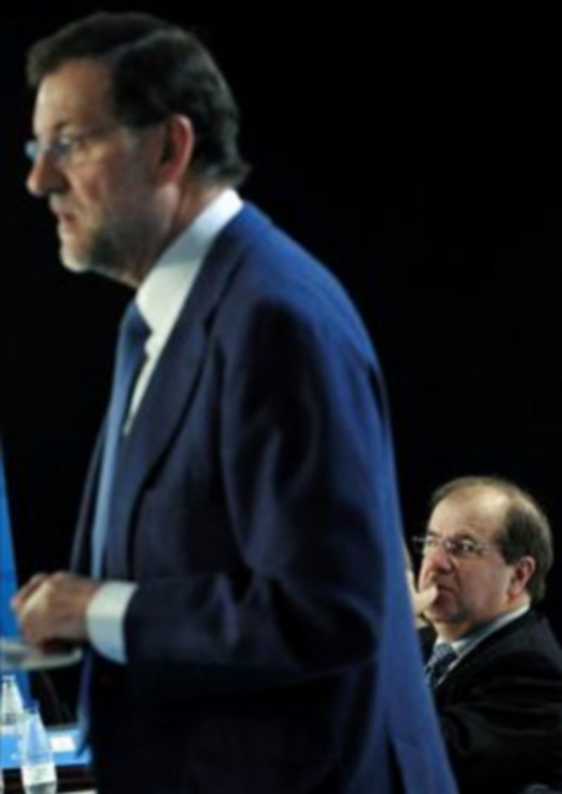 Herrera pide al PP que siga defendiendo el autonomismo constitucional 1 Juan Vicente Herrera escucha a Mariano Rajoy./ JUAN MARTÍN