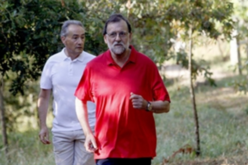 Rajoy apela al sentido común de Sánchez para acabar con el bloqueo 1 Mariano Rajoy acompañado por el marido de la presidenta del Congreso