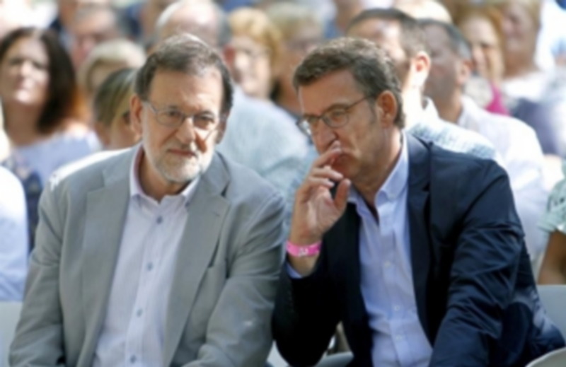 Rajoy: «La formación de Gobierno es hoy más un deseo que un hecho» 1 Mariano Rajoy junto a Alberto Núñez Feijóo en el inicio del curso político. / efe