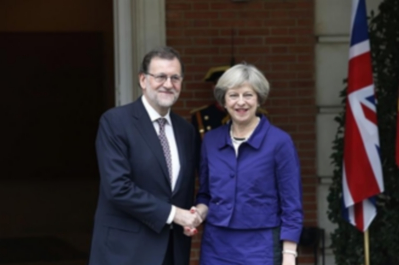 Rajoy traslada a May que defenderá los intereses españoles ante el Brexit 1 Mariano Rajoy junto a la ‘premier’ británica Theresa May en la reunión bilateral mantenida en La Moncloa. / efe