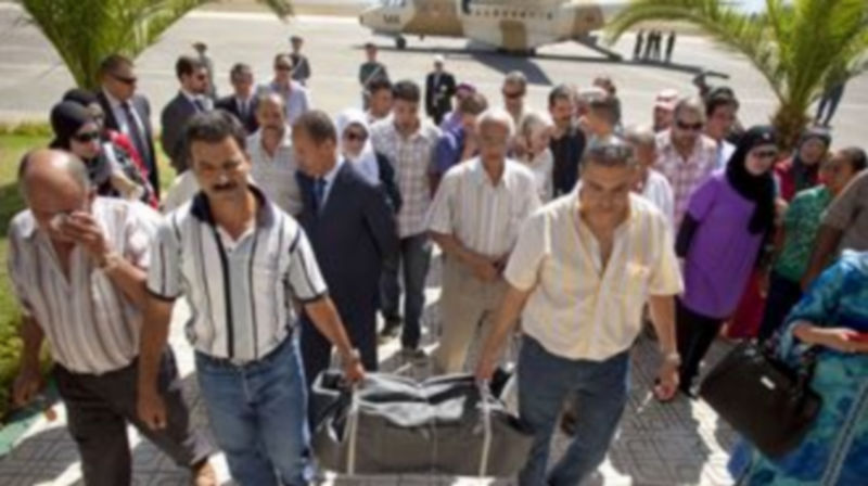 Familiares transportan el cuerpo del bebé Rayan a su llegada al aeropuerto de Tetuán./ EFE