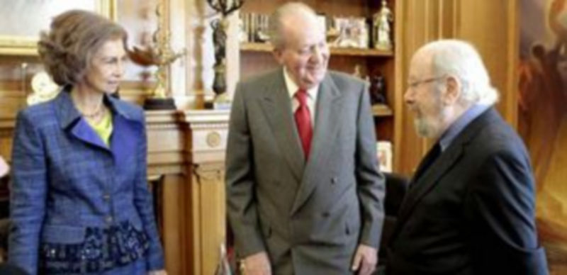 Sus Majestades recibiendo al escritor Caballero Bonald.