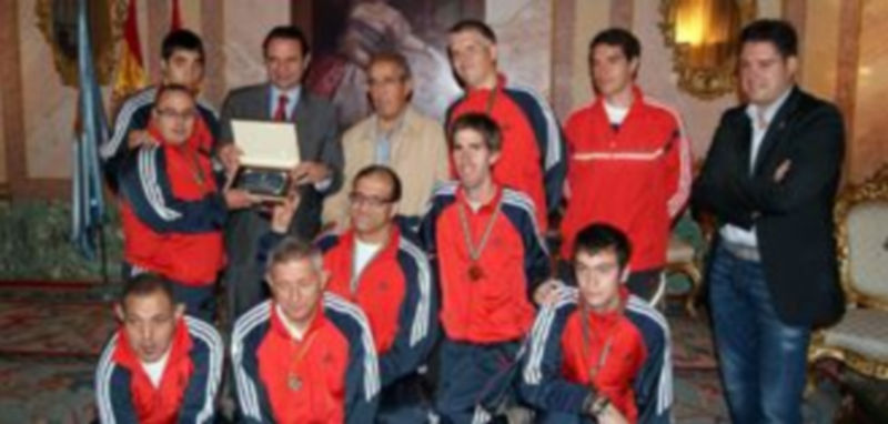 Los deportistas del CD Apadefim junto a su entrenador