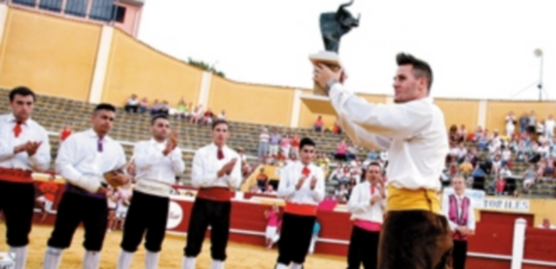 Hernández muestra al público el trofeo ganador frente al resto de los participantes en el concurso./ Enrique Madroño