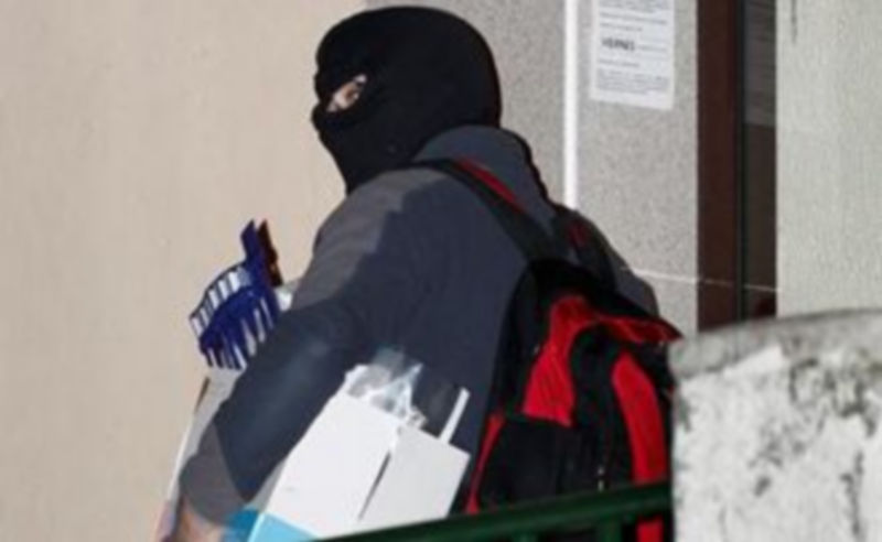 Un efectivo de la Guardia Civil abandonan un domicilio del barrio de la Rochapea